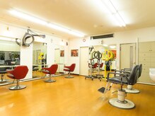 マンアンドウーマン カットハウスMAN&WOMANの雰囲気（明るくて余裕のあるスペースです。）