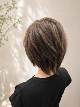 ウルッシュ(Urlush)の写真/白髪ぼかしとグレイカラーでナチュラルに馴染む白髪染め。貴方の髪を美しく整えるサロン♪