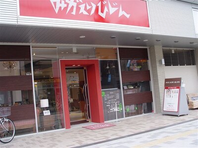 店内入り口です。赤いゲートををくぐればそこは・・。