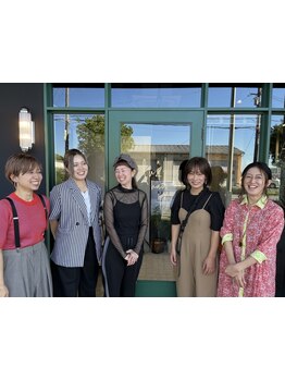 女性スタイリストによる"話しやすい"を心がけた丁寧な接客が人気の理由♪お気軽にお越しください◎
