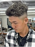 極道パーマホワイトメッシュフェード短髪メンズ髪型
