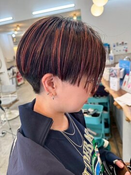 ロミー 本厚木(ROMMY.) 刈り上げマッシュショート細めハイライト白髪ぼかしダークレッド