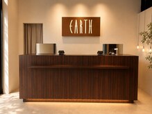 アース 小松店(HAIR&MAKE EARTH)の雰囲気（受付から特別体験が始まる。心躍るサロン時間を。）