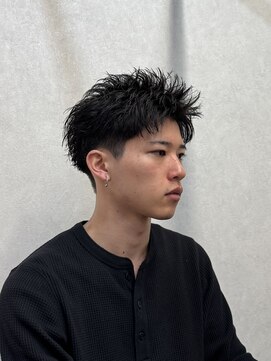 カイ(X) 黒髪刈り上げスパイキーショート