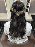 ゴールドアクセで華やかハーフアップアレンジ
