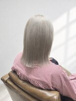 モザミ(MOZAMI)&nbsp;黄ばみを飛ばした透明感ホワイトシルバーハイトーンボブデザイン