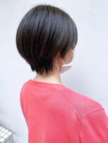 モルニ(MORNI)&nbsp;くびれショート_マロンベージュ Aラインボブ かきあげ