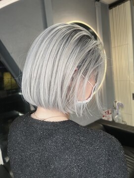 ジゼル(GiseL) バレイヤージュ　シルバー　ホワイトカラー　ボブ