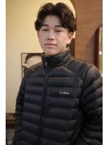 エディ(Edy)&nbsp;センターパートカルマヘアニュアンスパーマ韓国ヘア眉毛カット