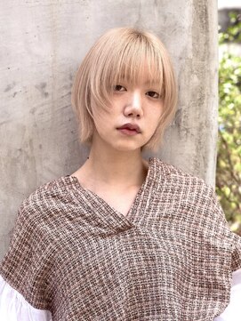 トーリ(TO/RE) 透明感たっぷりのハイトーンレイヤーボブ。