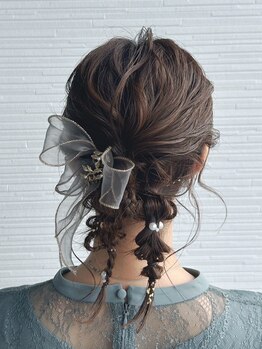 アパートメントヘアーの写真/【ヘアアレンジ￥3850～】早朝予約OK☆結婚式/二次会/成人式前撮り/特別な一日を綺麗に可愛くお手伝い♪