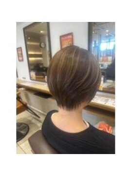 アース オーセンティック アクロスプラザ 与次郎店(EARTH Authentic) スッキリショートヘア