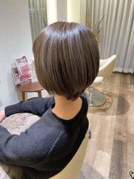 シュシュ(Chou Chou) ハイライト×オリーブグレージュカラー×ショートスタイル