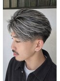 白髪ぼかしショートで魅せる、清潔感のあるグレイヘア