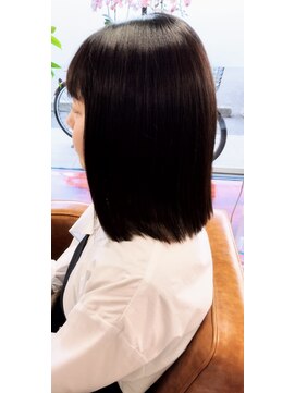 エヴァン(Evan) 軽やか切りっぱなしボブ