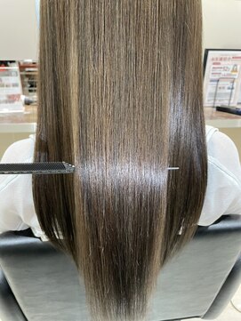 クララ ヤエセ(CLALA Yaese) 美髪。