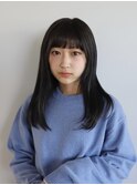 流れるお顔周りカットと手櫛でまとまるぷつっとミディ