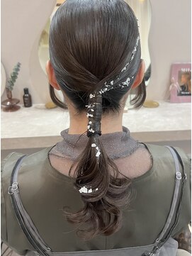 ミラ(Mila) 艶々ミディアムタイトポニー★銀箔アレンジ