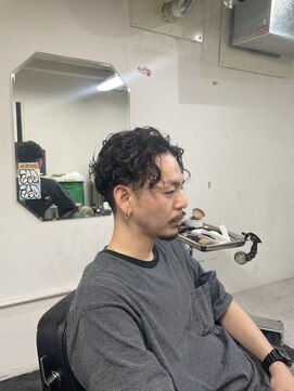 メリケンバーバーショップ フクオカ(MERICAN BARBERSHOP FUK) 波巻き束感ショートツーブロックマッシュアップバングコンマヘア