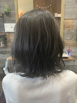 キリグ(KILIG)の写真/大人女性のためのグレイカラーと白髪ぼかしで、魅力的なスタイルを◇輝く美しさを引き出します。