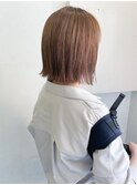 切りっぱなしボブ　外ハネボブ　明るめベージュ