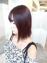 アナ ラーナ(Anna Lanna) 顔周りレイヤーにパッツンボブとチェリーピンク