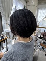 カシー(Casii) 50代白髪を生かしたショートボブ