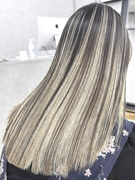 イリ 心斎橋(ili) ハイライトカラーミルクティーベージュレイヤーカット