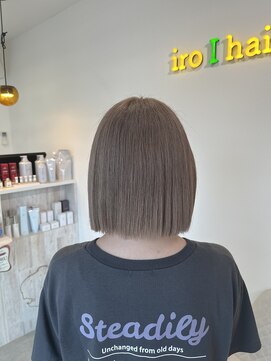 イロアイ(iro I) 切りっぱなしボブ、ほんのりピンクベージュ