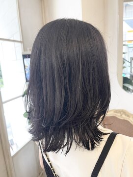 アミュレ(Amule) 伸ばし途中の方にも◎オイル仕上げの艶感外ハネミディ黒髪梅ヶ丘