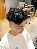 リバースパーマ　ツーブロック　スキンフェード　刈り上げ高め