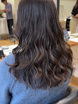 アメリ バイ アピッシュ(Amelie by apish) ロングのコテ巻き風パーマ 王道カール 新デジタルパーマ