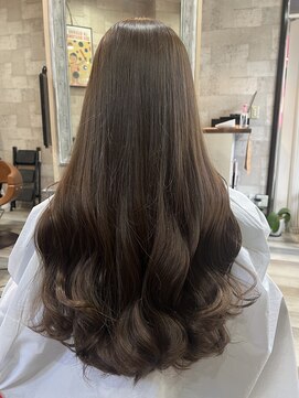 ミルクティーベージュです。ふんわり巻き髪で仕上げました。