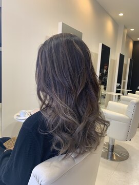 サローネデ アグスティナ バイ サンバンチ(salones de agustina by sanbanchi) グレージュグラデーションカラー