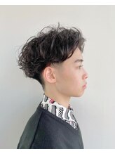 ヘアーアトリエリムリム 緩めのツイスト 後ろに流れるスパイラルパーマ