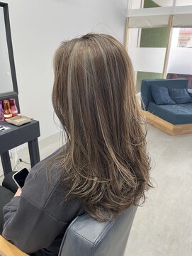 チーク(CHiiK) 白髪ぼかしハイライトで自然な透明感をプラス