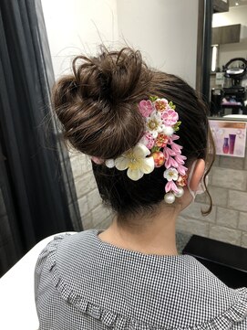 櫛の屋 ゆるふわおだんごアレンジ《ラムネhair ヒサマツマユミ》