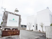 ヘアーワークスタジオ ノイズ(noize)の雰囲気（四角い白い建物が目印です右がヘアサロン左がネイルサロンです）