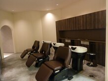 フルフラットでリラックスしてシャンプーやヘッドスパが出来ます