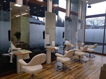 店内も落ち着いた雰囲気で広いです。