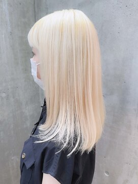 成人式ヘアアレンジにホワイトブロンドハイトーンカラー
