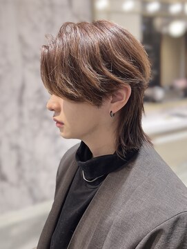 アマンドール(Aman D'or) 分け目にボリューム、サイドの毛流れ【カルマパーマ】