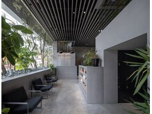 アーティアーティ 長丘店(ARRTY ARRTY)の雰囲気（木々に囲まれた空間で心もリフレッシュ！photo : Blitz Studio）