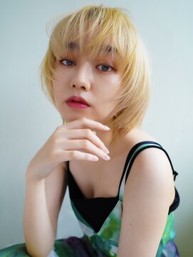サロウィン 那覇店(SALOWIN) 顔まわりレイヤー金髪ハイトーンボブ段カットクラゲヘアー2