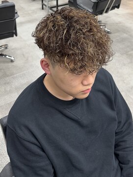 イーラ(era) スペインカール茶髪メッシュスパイラルパーマ平巻き