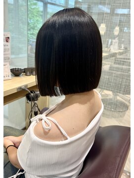 ファースト 仙台店(first) バッサリカットでストレートなボブに！