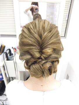 リサ 恵比寿(risa.) ウェーブ巻きねじりアップスタイル