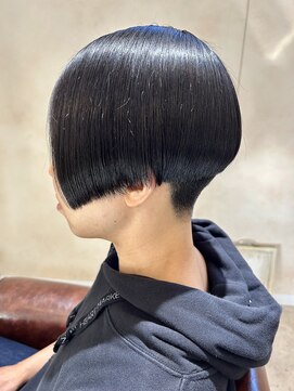 アンド(&) 前下がりショート