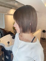 サンルーム(SUN room) グレージュ切りっぱなしボブ顔まわりレイヤー艶髪艶カラー