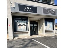 ウヌ ヘアルーム(uNu Hair Room)の雰囲気（【店舗外観】駐車場は店舗前に2台完備/下にあるuNuの表札が目印）
